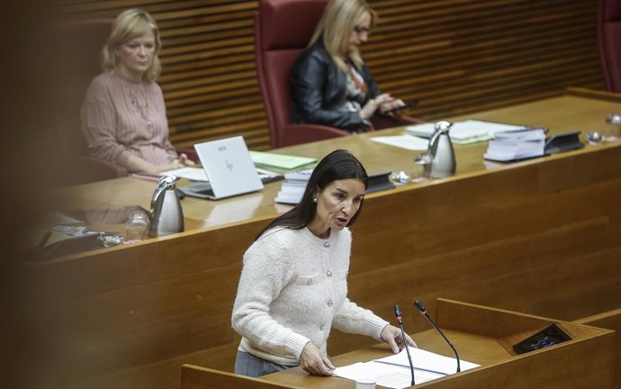 Archivo - Arxiu - La consellera d'Hisenda, Ruth Merino (c), intervé durant un ple a Les Corts
