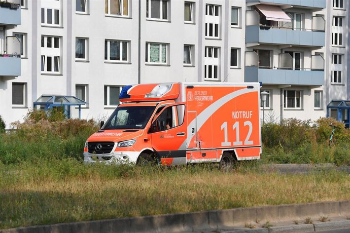 Archivo - Una ambulancia acude al lugar de un accidente de tráfico en Berlín