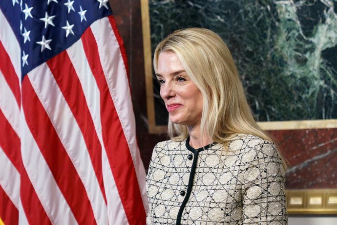 Archivo - 21 de fevereiro de 2025, Washington, Distrito de Columbia, EUA: a procuradora-geral dos EUA, Pam Bondi, após empossar Kash Patel como diretor do FBI no Eisenhower Executive Office Building em Washington DC, em Washington DC, EUA, em 21 de fevere