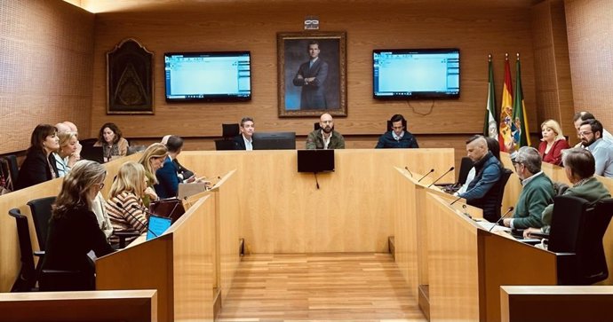 El alcalde de El Puerto, Germán Beardo, preside el pleno muncipal en el Ayuntamiento.