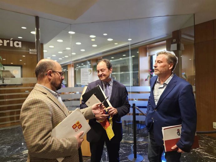 El diputado del PAR, Alberto Izquierdo; el presidente de la Asociación de Juristas Valencianos, José Ramón Chirivella; y el portavoz de CHA en las Cortes de Aragón, José Luis Soro.