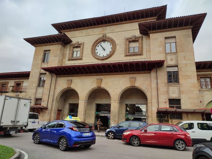 Archivo - Estación del Norte, estación de tren na cai Uría d'Uviéu.  