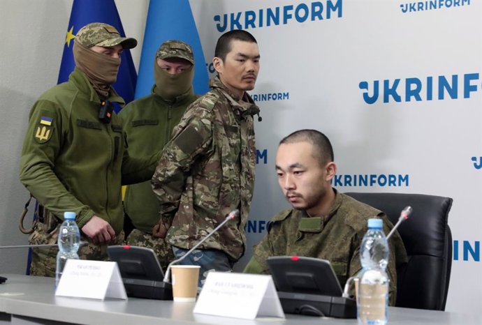 14 de abril de 2025, Kiev, Ucrânia: Os cidadãos chineses Zhang Renbo e Wang Guangjun (da direita para a esquerda), que foram capturados pelas Forças de Defesa da Ucrânia enquanto lutavam pelas tropas russas na região de Donetsk, no leste da Ucrânia, no in