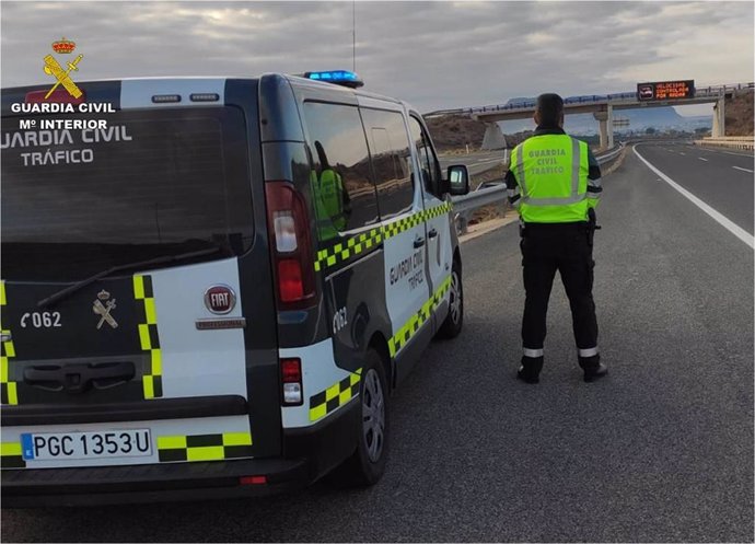 Imagen de archivo de un agente de la Guardia Civil de Tráfico junto a su vehículo.