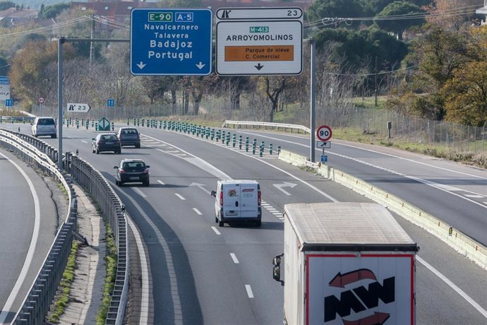 Archivo - Circulación moderada en la autovía de Extremadura, la A-5