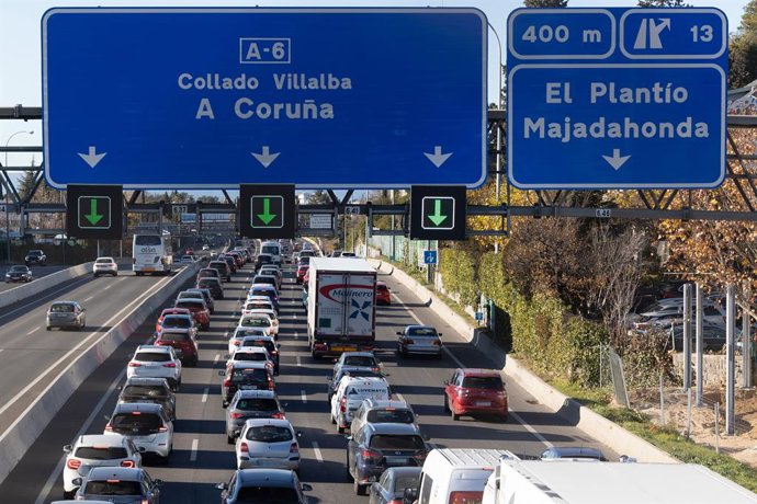 Archivo - Arquivo - Engarrafamento na A-6 em 20 de dezembro de 2024 em Madri (Espanha). A Direção Geral de Tráfego (DGT) espera mais de 20 milhões de viagens rodoviárias neste Natal. A operação começa hoje e durará até 6 de janeiro.