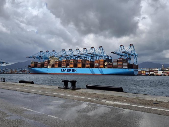 Un portacontenedores en el puerto de Algeciras (Cádiz).