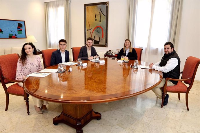 La presidenta del Govern, Marga Prohens, recibe a representantes del Consejo de la Juventud de Baleares (CJIB).