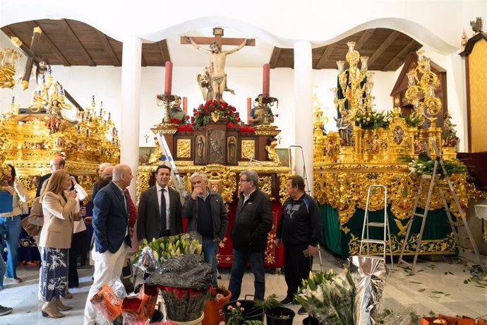 El presidente de la Diputación de Almería, Javier Aureliano García, durante su visita a las hermandades y cofradías de Huércal-Overa (Almería).
