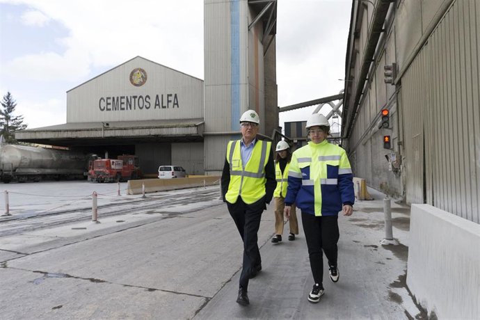 El consejero de Industria, Eduardo Arasti, visita Cementos Alfa