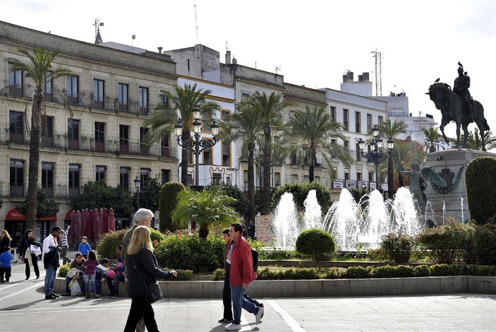 Archivo - Gente caminando por la Plaza del Arenal en Jerez de la Frontera (Cádiz)