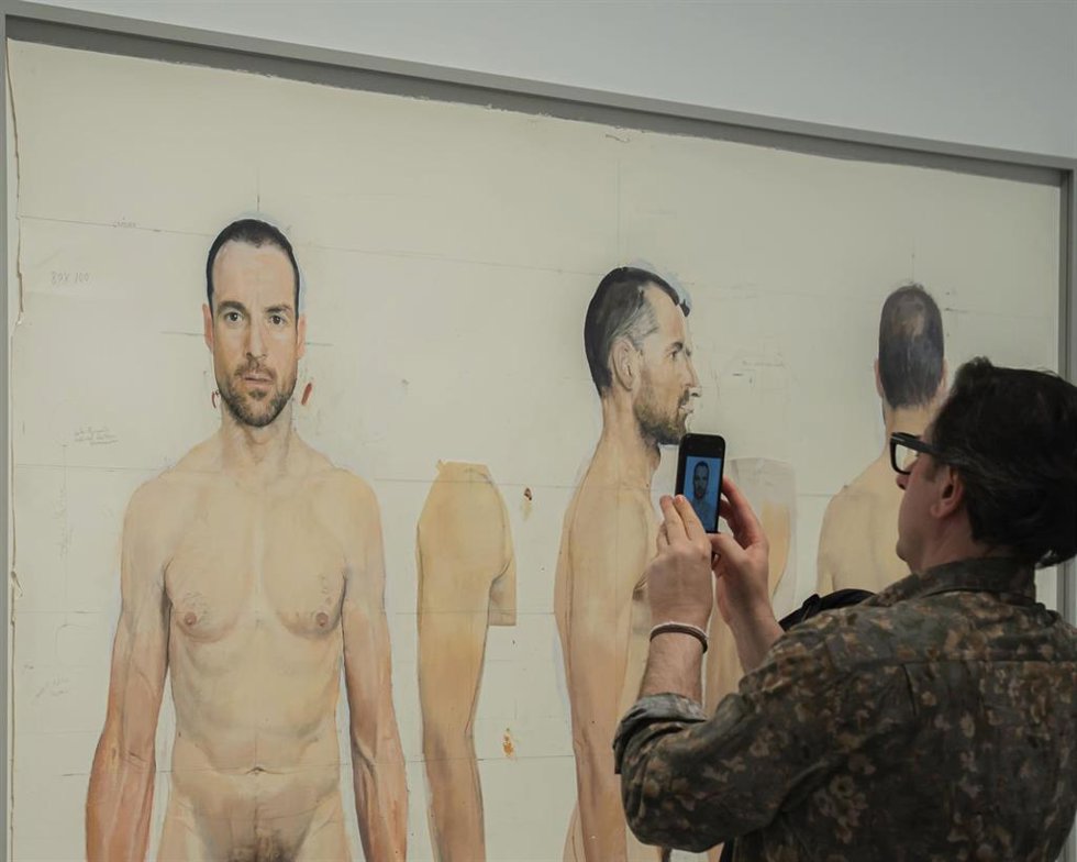 La sala expositiva del Centro Cultural Mirador del Carmen de Estepona (Málaga) ofrece la oportunidad de conocer de cerca algunas de las últimas obras en proceso del pintor y escultor manchego Antonio López.