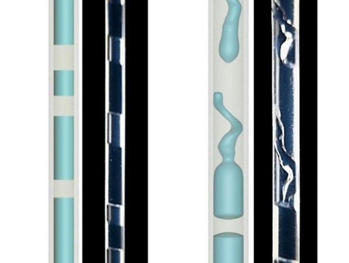 El agua que fluye a través de un tubo delgado recubierto de polímero en ráfagas cortas, o tapones, como se muestra en estas ilustraciones e imágenes, puede producir electricidad.