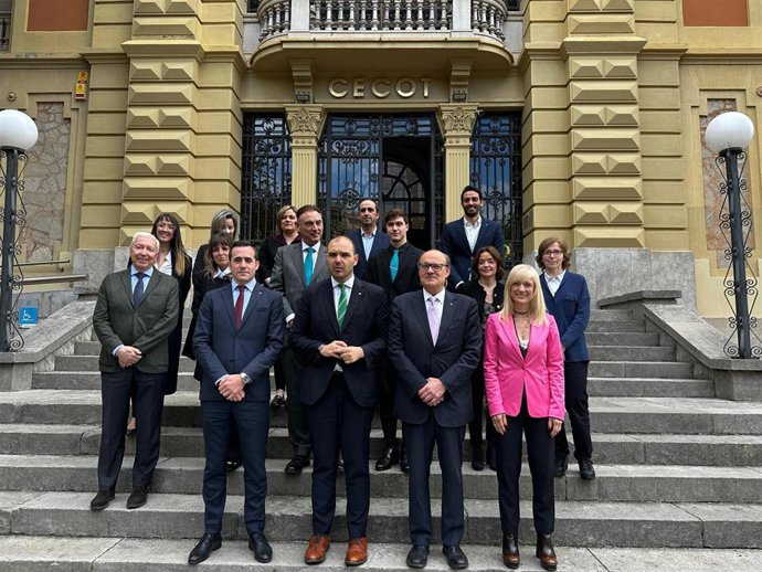 El conseller de Presidencia de la Generalitat, Albert Dalmau, y el presidente de la patronal Cecot, Xavier Panés, en un encuentro en Terrassa (Barcelona)