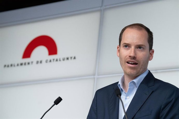 Archivo - El portavoz del PP en el Parlament, Juan Fernández, durante una rueda de prensa, en el Parlament, a 16 de julio de 2024, en Barcelona, Catalunya (España).