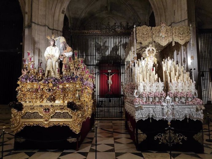 Los titulares de la Hermandad de San Gonzalo en la Catedral de Sevilla.