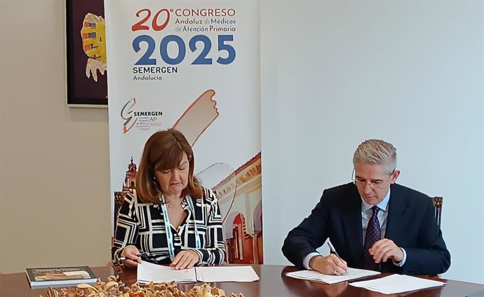 María Rosa Sánchez y Juan Salado, durante la firma del acuerdo.