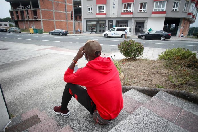 Archivo - Un migrante sentado en la calle, a 20 de septiembre de 2024, en Monterroso, Lugo