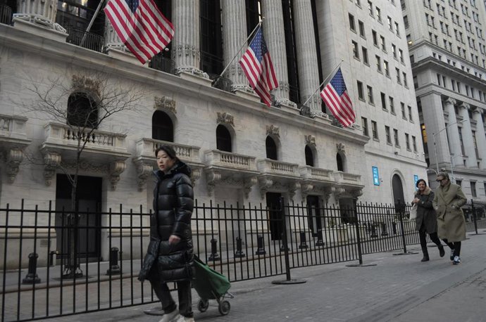 Archivo - 03 February 2025, US, New York: People walk past the New York Stock Exchange (NYSE) in the Financial District in Manhattan. Photo: Jimin Kim/SOPA Images via ZUMA Press Wire/dpa