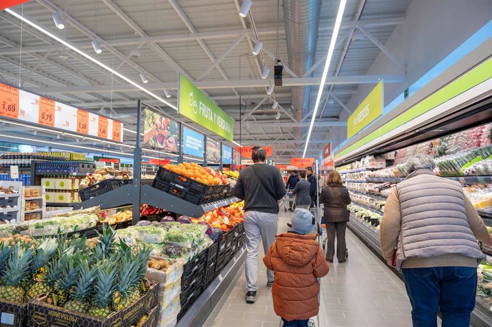 Archivo - Imagen de archivo de un supermercado.