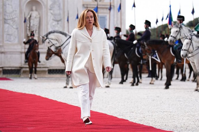 09 de abril de 2025, Itália, Roma: A primeira-ministra italiana Giorgia Meloni passa por uma guarda de honra antes da chegada do rei Carlos III à Villa Doria Pamphili, no terceiro dia de sua visita de Estado de quatro dias à Itália. Foto: Aaron Chown/PA W