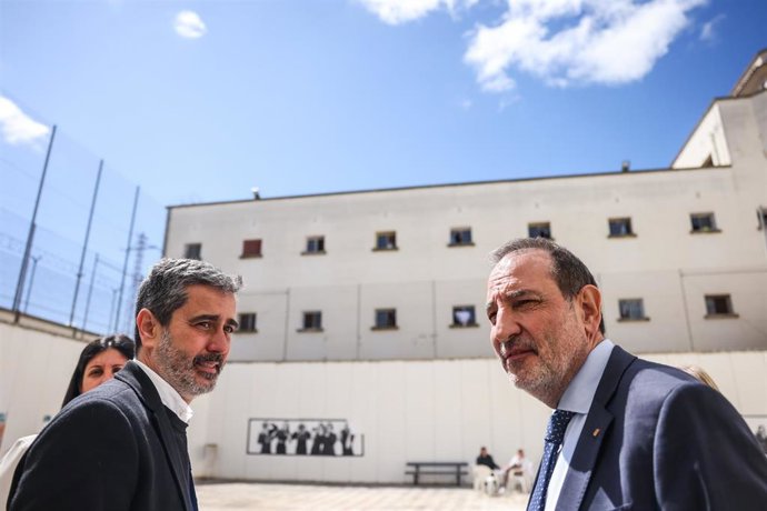 El conseller de Justicia y Calidad Democrática, Ramon Espadaler, (dcha) en el Centre Penitenciari de Ponent, en Lleida