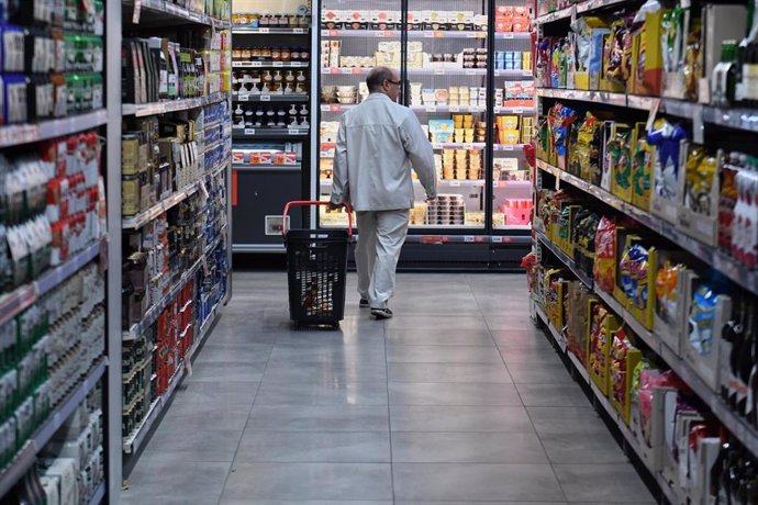 Archivo - (Foto De ARCHIVO) Una Persona Hace La Compra En Una Tienda
