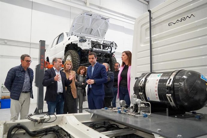 El secretario general de Empresa y Trabajo de la Generalitat, Pol Gibert, y la presidenta de la Diputación de Barcelona y alcaldesa de Sant Boi de Llobregat, Lluïsa Moret, visitan Evarm