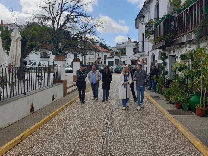 La subdelegada del Gobierno en Huelva, María José Rico, en su visita a Fuenteheridos.