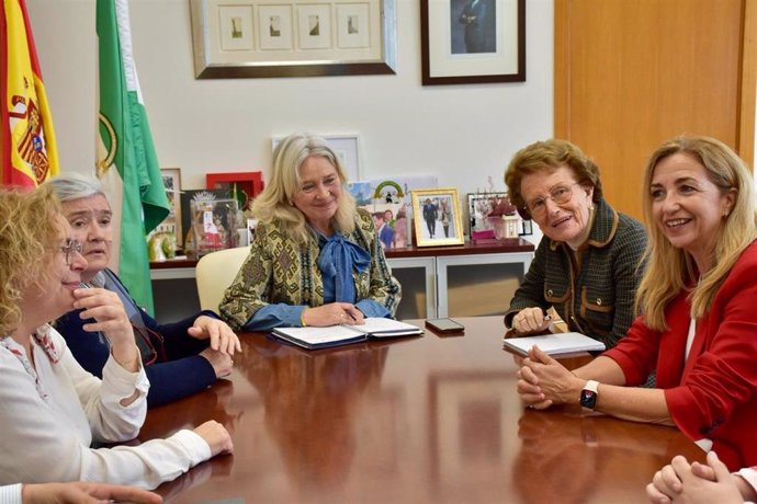 La delegada de la Junta de Andalucía en Cádiz, Mercedes Colombo, con la presidenta de la Federación Provincial de Organizaciones de Personas con Discapacidad Intelectual, Autismo y Parálisis Cerebral de Cádiz (Feproami), María Luisa Escribano.