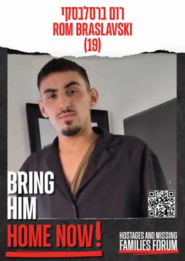 Archivo - Cartel del rehén Rom Braslavski, secuestrado el 7 de octubre de 2023 por las milicias palestinas