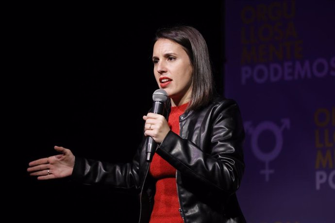 La eurodiputada de Podemos, Irene Montero, interviene en un acto de Podemos, en el espacio social y cultural Nau Bostik, a 9 de abril de 2025, en Barcelona, Cataluña (España). 