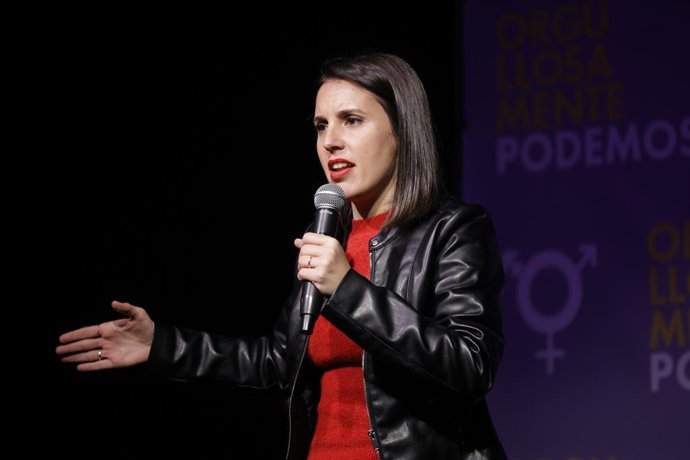 La eurodiputada de Podemos, Irene Montero, interviene en un acto de Podemos, en el espacio social y cultural Nau Bostik, a 9 de abril de 2025, en Barcelona, Cataluña (España). Este acto precede la Quinta Asamblea del partido, que serán los próximos vierne