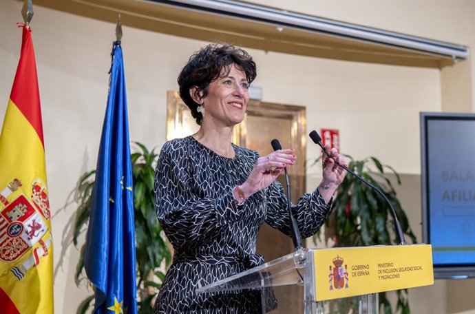 La ministra d'Inclusió, Seguretat Social i Migracions, Elma Saiz, durant una roda de premsa, en la seu del Ministeri d'Inclusió, Seguretat Social i Migracions, a 16 d'abril del 2025, a Madrid (Espanya).