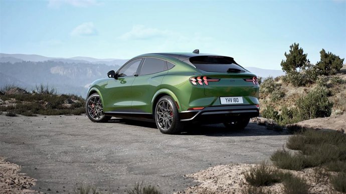 Ford renueva el Mustang Mach-E 2025 con tres nuevos colores y llantas de aleación desde 49.205 euros.