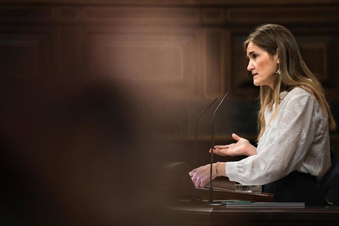 La vicepresidenta tercera y ministra para la Transición Ecológica, Sara Aagesen, interviene durante una sesión plenaria en el Congreso de los Diputados, a 10 de abril de 2025, en Madrid (España).  