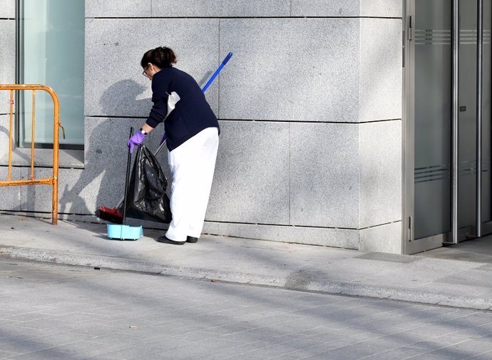 Archivo - Una limpiadora durante su trabajo.