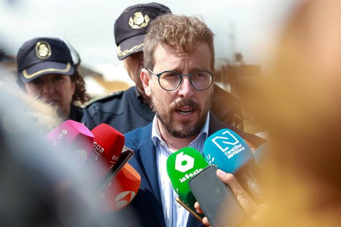 El subdelegado del gobierno Francisco Toscano atiende a los medios de comunicación. 