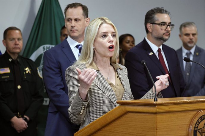 4 de abril de 2025, Fort Lauderdale, FL, EUA: A procuradora-geral dos EUA, Pam Bondi, fala durante uma coletiva de imprensa realizada para anunciar a prisão ou condenação de nove membros da gangue MS-13 em quatro assassinatos de casos arquivados. Fotograf