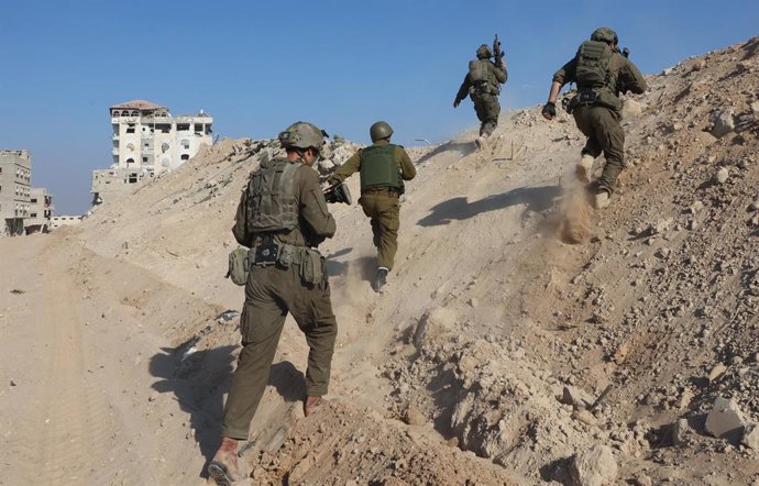 Archivo - GAZA, 8 de novembro de 2024 -- Soldados israelenses são vistos durante uma operação na cidade de Rafah, no sul da Faixa de Gaza, em 7 de novembro de 2024. Israel está lançando uma ofensiva em grande escala contra o Hamas na Faixa de Gaza para re