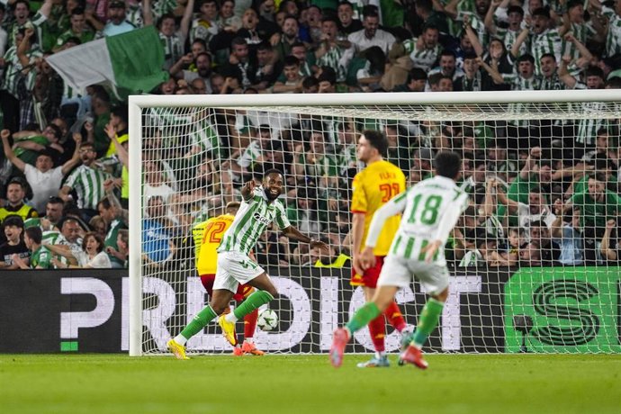 Cedric Bakambu celebra su gol en el Real Betis-Jagiellonia de la Conference League 24-25