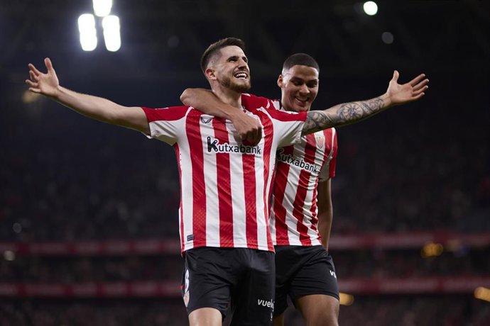 El jugador del Athletic Club Oihan Sancet y su compañero Maroan Sannadi celebran un gol en LaLiga EA Sports 2024-2025 ante Rayo Vallecano en San Mamés.