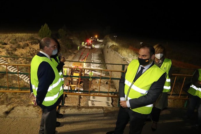Archivo - El exministro de Fomento, José Luis Ábalos, en la visita, el 15 de septiembre de 2020, a las obras que Adif desarrolla en Teruel.