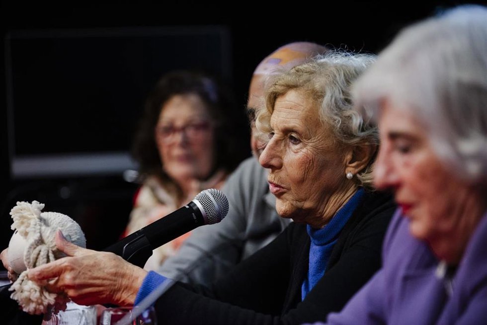Archivo - La exalcaldesa de Madrid, Manuela Carmena (2d), durante el coloquio sobre la serie de televisión 'Las Abogadas', en la sala Úbeda del Ateneo de Madrid, a 29 de octubre de 2024, en Madrid (España). 'Las Abogadas' encara su recta final en La 1 c