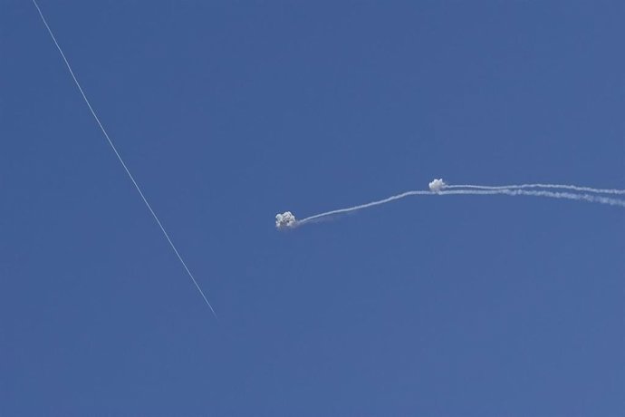 Archivo - Imagen de archivo de misiles lanzados por Hezbolá interceptados en el aire por el sistema de defensa aérea de Israel