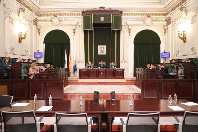 Archivo - Celebración del pleno de la Diputación de Pontevedra este viernes