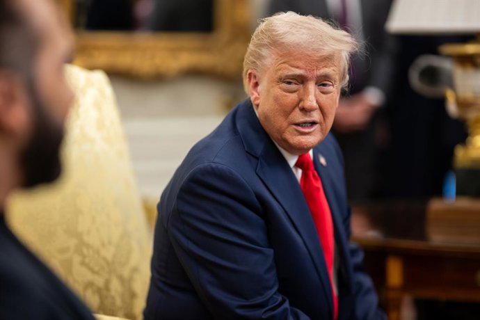14 de abril de 2025, Washington, Distrito de Colúmbia, EUA: O presidente Donald Trump organiza uma reunião bilateral com o presidente Nayib Bukele de El Salvador, na segunda-feira, 14 de abril de 2025, no Salão Oval.