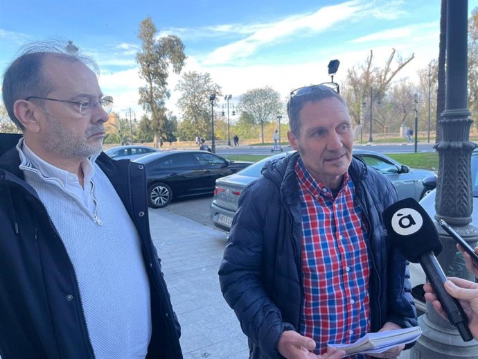 El presidente de la Asociación de Damnificados por la DANA Horta Sud - Valencia, Christian Lesaec, y uno de los asociados tras reunirse con la delegada del Gobierno en la Comunitat Valenciana, Pilar Bernabé.