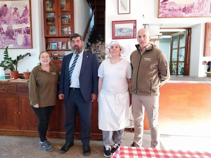 El vicepresidente segundo del Consell de Mallorca y conseller de Medio Ambiente, Medio Rural y Deportes, Pedro Bestard, visita uno de los refugios.