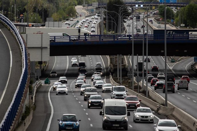 Atasco en la autovía A-2, 16 de abril de 2025, en Madrid (España). La Dirección General de Tráfico (DGT) ha puesto en marcha este miércoles 16 de abril la segunda fase de la Operación Especial de Tráfico con motivo de la Semana Santa. 